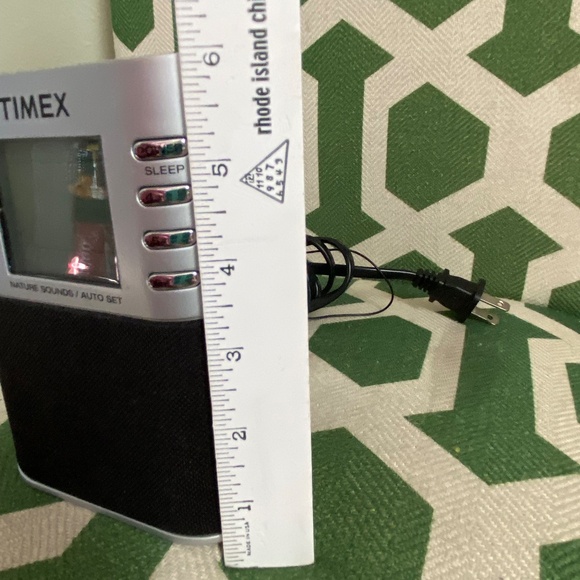 Timex alarm clock radio; am/fm; electric, battery option - Picture 2 of 8